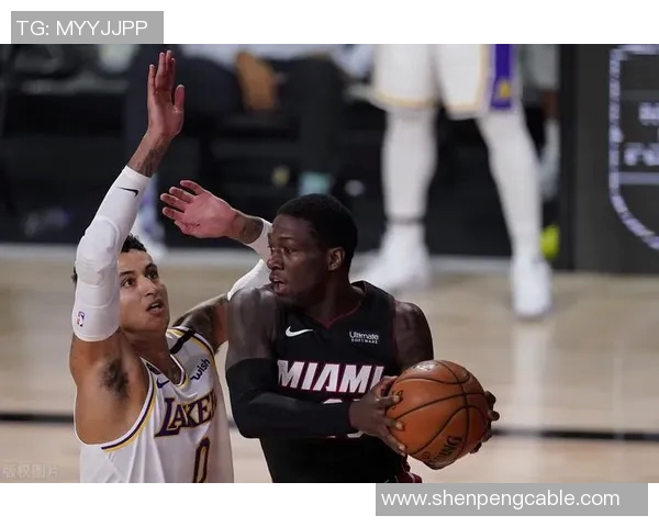 麦迪与对手场边冲突引发热议球迷热议昔日篮球巨星的争斗瞬间